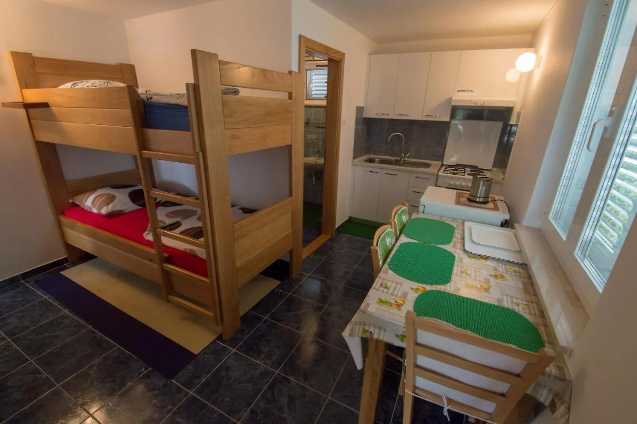 Apartmani-Karin-Malinska