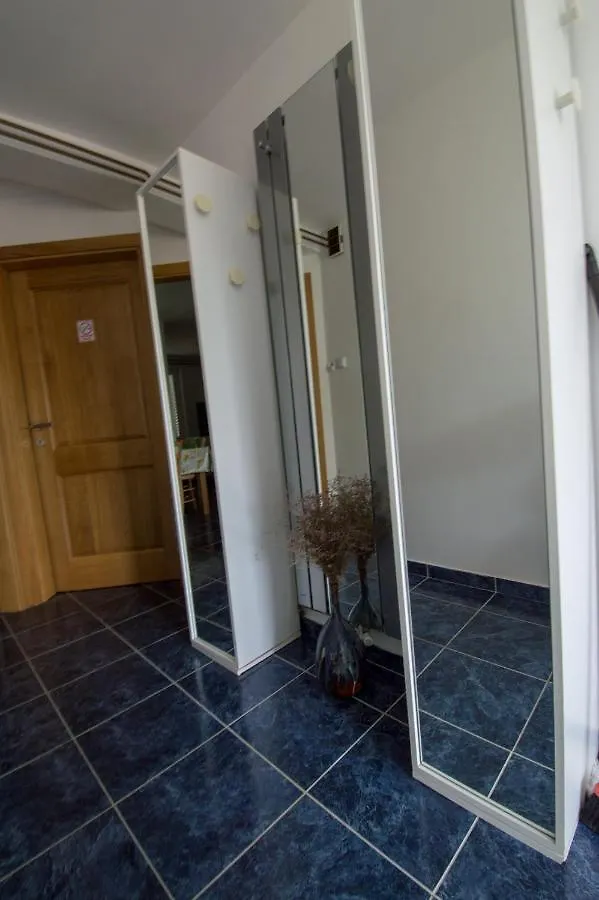 Apartmani-Karin-Malinska Croatia
